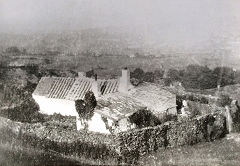 Rock Cottage, British village, below the quarry, © Photo courtesy of Mike Roach
