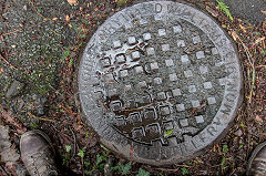 
'Henry Ward Williams Ironfounders Abertillery Mon 1913' drain cover in Six Bells, December 2017