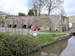 
Llangattock canal wharf and limekilns, April 2010