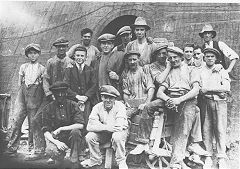 
Workers at the Ruby Brickworks, Rhydymywn, Mold, © Photo courtesy of 'Old Bricks'