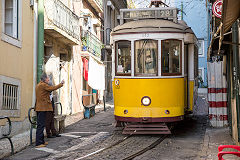 Lisbon tram 542