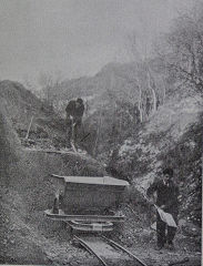 Work parties in the snow, 1970, © Photo courtesy of 'Brockham Museum News' contributors