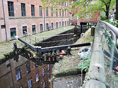 Rochdale Canal lock '86', Central Manchester, November 2023