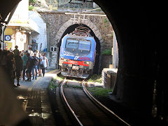 
'E464 705' at Vernazza, October 2022