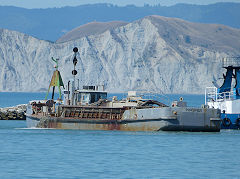 
'Pukunui' dredging at Gisborne harbour, January 2013