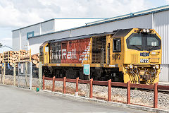 A train of logs leaves Waharoa with DL 9072 in charge, February 2017