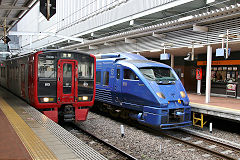 
'813 R236' and '883' Sonic on the Sasebo line, October 2017